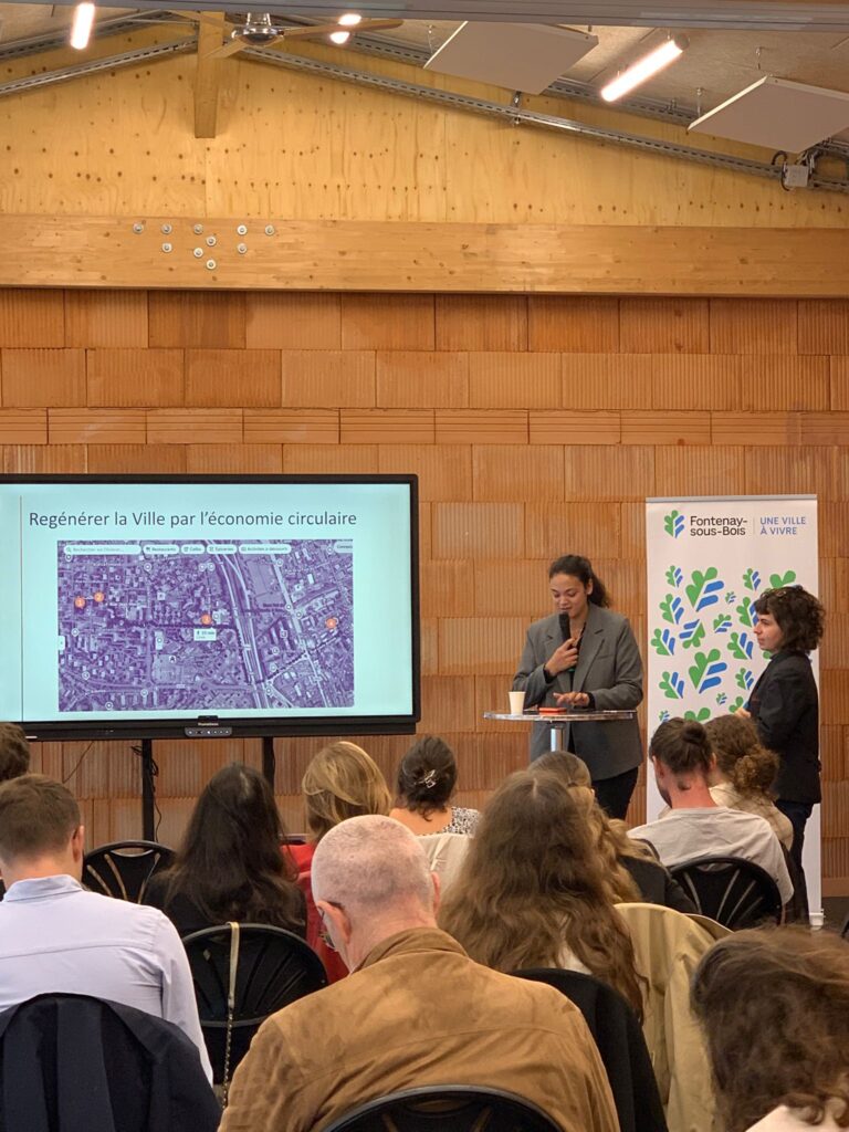 Participants découvrant la salle Rosa Parks à Fontenay-sous-Bois, lieu emblématique du réemploi et de la construction low-tech