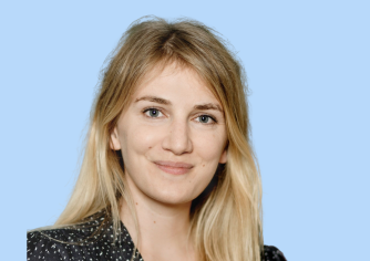 Juliette Censi fond bleu